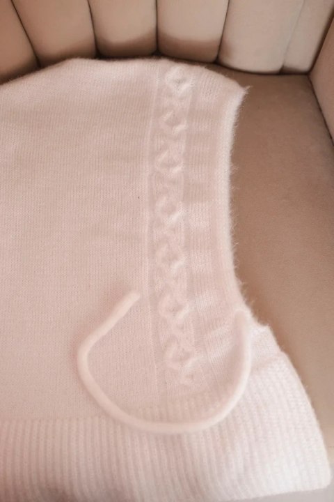 Czapka kaptur damski z wiązaniem i warkoczowym splotem biała