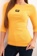 Bluzka damska prążkowana z rękawem 3/4 i ozdobną naszywką musztardowa