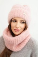 Komplet damski czapka i komin zimowy puszysty z ozdobnym emblematem pudrowy róż