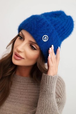 Czapka damska zimowa z puszystej dzianiny i z eleganckim guzikiem chabrowa