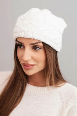Czapka damska zimowa z wełną o grubym splocie warkoczowym K481 biała