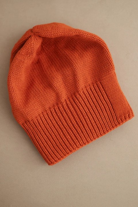 Czapka damska zimowa z wełną o klasycznym prążkowanym splocie K444 pomarańczowa