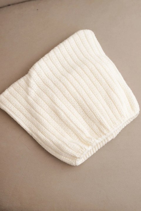 Czapka damska zimowa z wełną o kocim fasonie z prążkowanej dzianiny K419 ecru