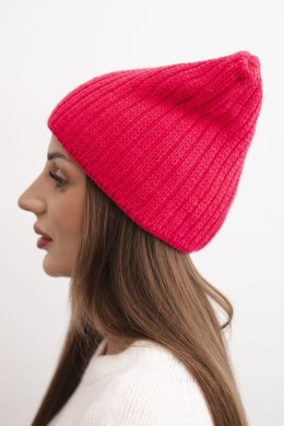 Czapka damska zimowa z wełną o kocim fasonie z prążkowanej dzianiny K419 fuksja