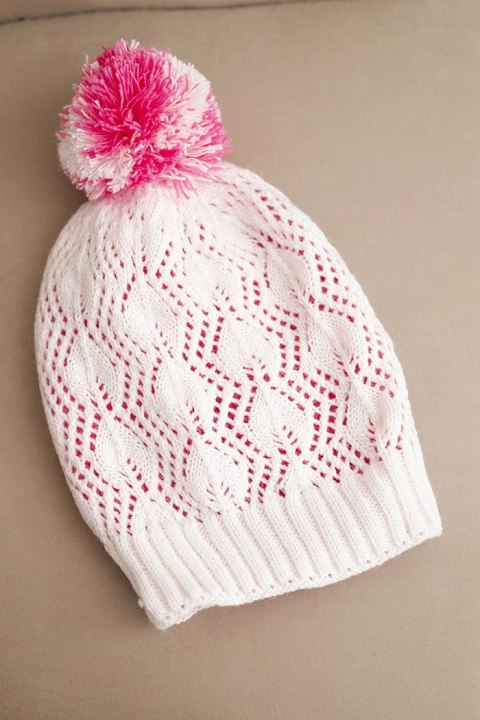 Czapka damska zimowa z wełną w ozdobny splot z pomponem K467 biała + różowa