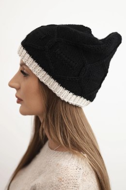 Czapka damska zimowa z wełny z przeplatanym wzorem K443 czarna + beżowa