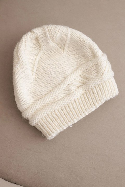 Czapka damska zimowa z wełny i z przeplatanym wzorem K428 jasno beżowa