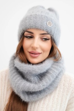 Komplet damski czapka i komin zimowy puszysty z ozdobnym emblematem ciemny szary