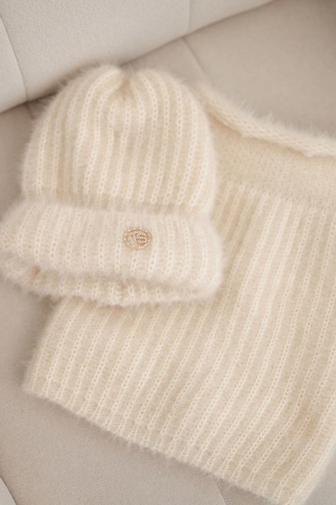 Komplet damski czapka i komin zimowy puszysty z ozdobnym emblematem ecru