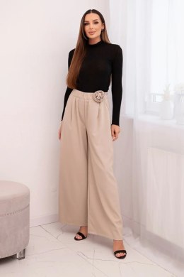 Spodnie damskie eleganckie z szeroką nogawką i ozdobnym kwiatem beżowe