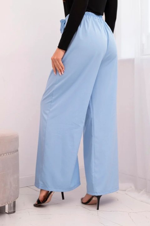 Spodnie damskie eleganckie z szeroką nogawką i ozdobnym kwiatem niebieskie