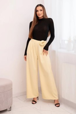 Spodnie damskie eleganckie z szeroką nogawką i ozdobnym kwiatem żółte