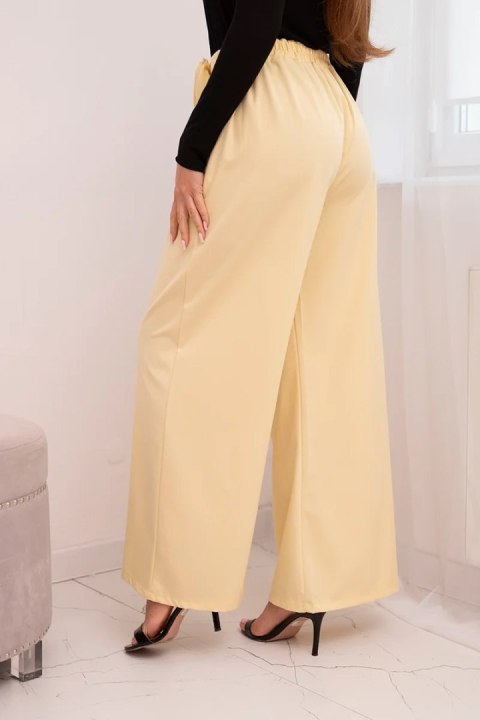 Spodnie damskie eleganckie z szeroką nogawką i ozdobnym kwiatem żółte