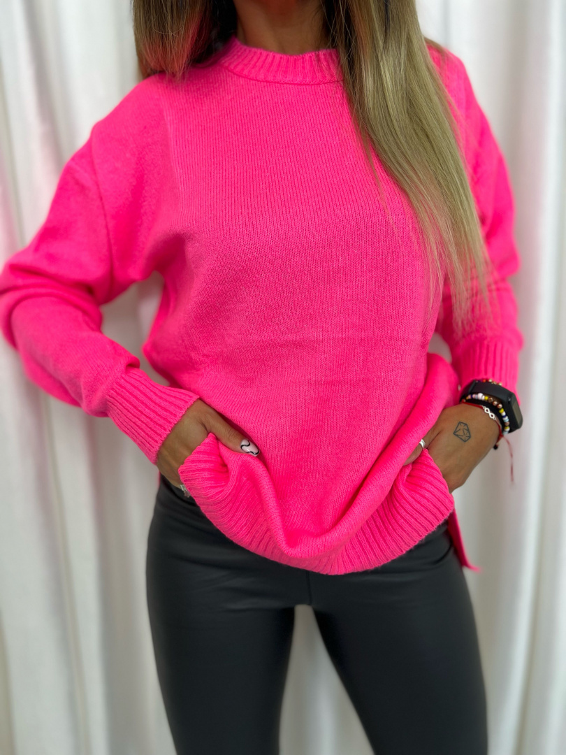 Dzianinowy swetr ANTON | róż neon I okrągły dekolt | one size