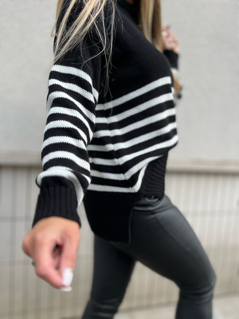 Sweter w stylu oversize TOM | czerń | pasy | one size