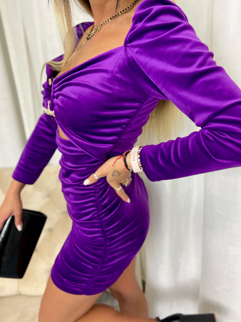 Welurowa sukienka REGINA | fiolet | ozdobny dekolt | wycięcie | one size