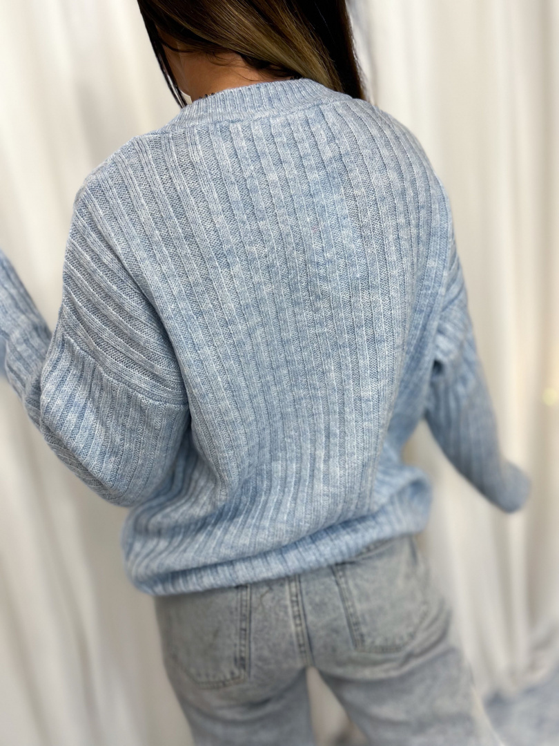 Dzianinowy sweter MACA z dekoltem w serek | błękit | oversize