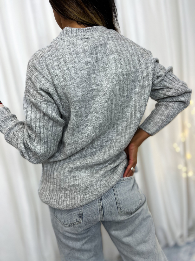 Dzianinowy sweter MACA z dekoltem w serek | jasny popiel | oversize