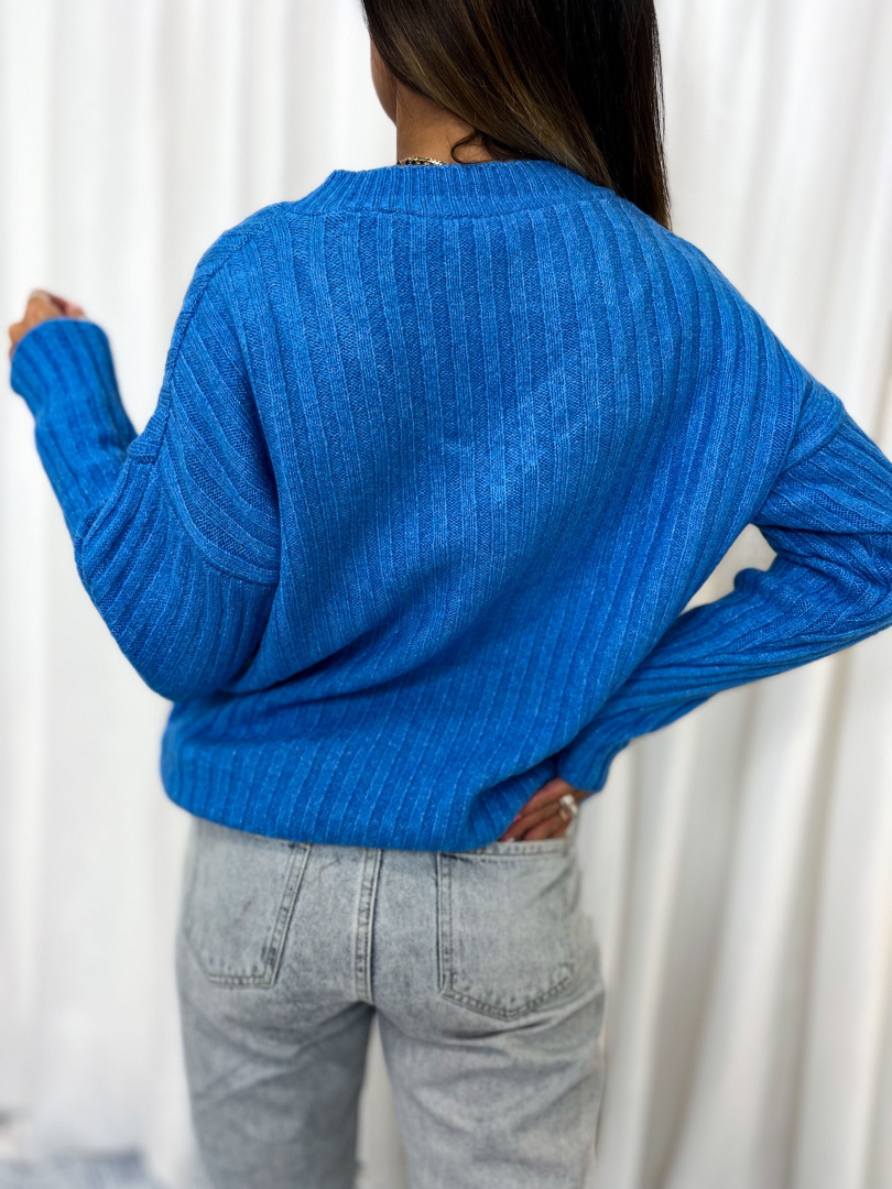 Dzianinowy sweter MACA z dekoltem w serek | niebieski | oversize