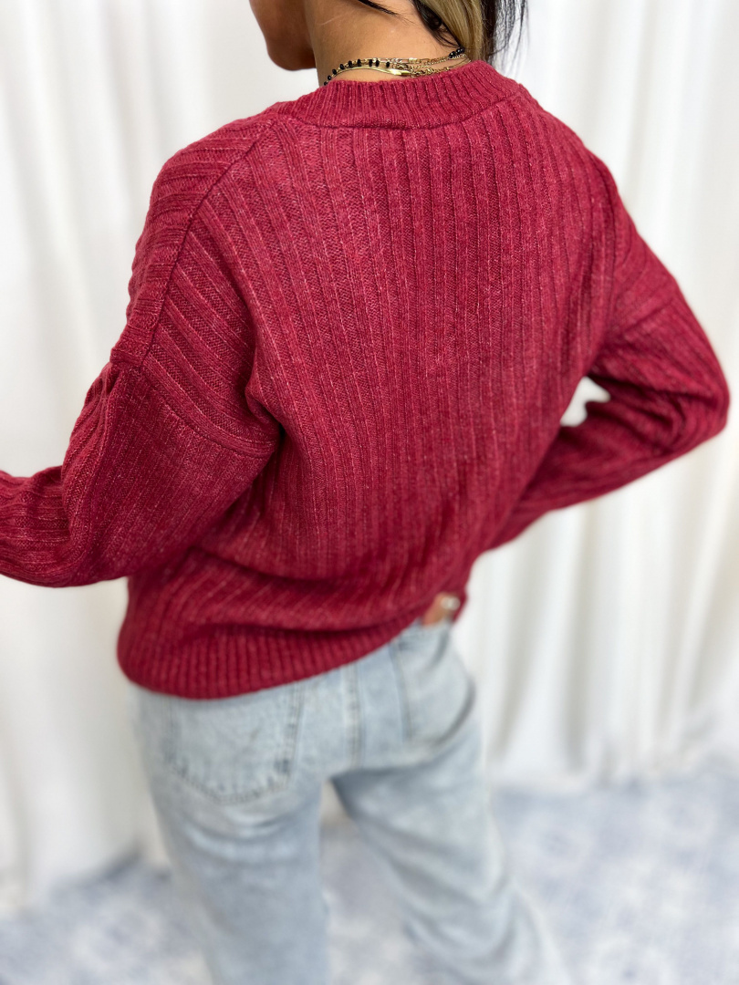 Dzianinowy sweter MACA z dekoltem w serek | wiśnia | oversize