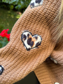 Sweter HEART z ozdobnymi guzikami | puchate serduszka w panterke | SŁONY KARMEL | one size